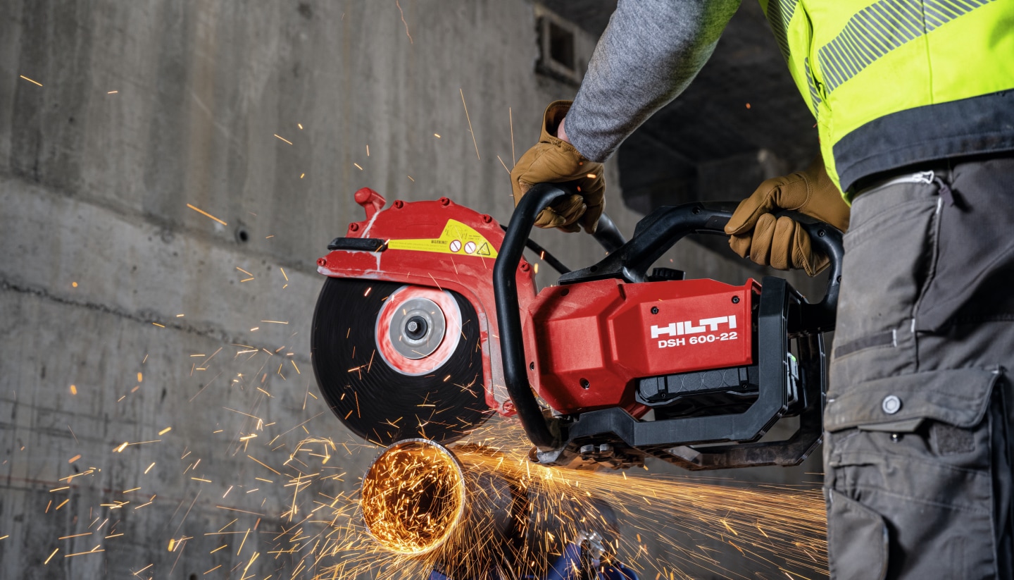 Worker cutting metal pipes with DSH 600-22 with abrasive blade and B 22-170