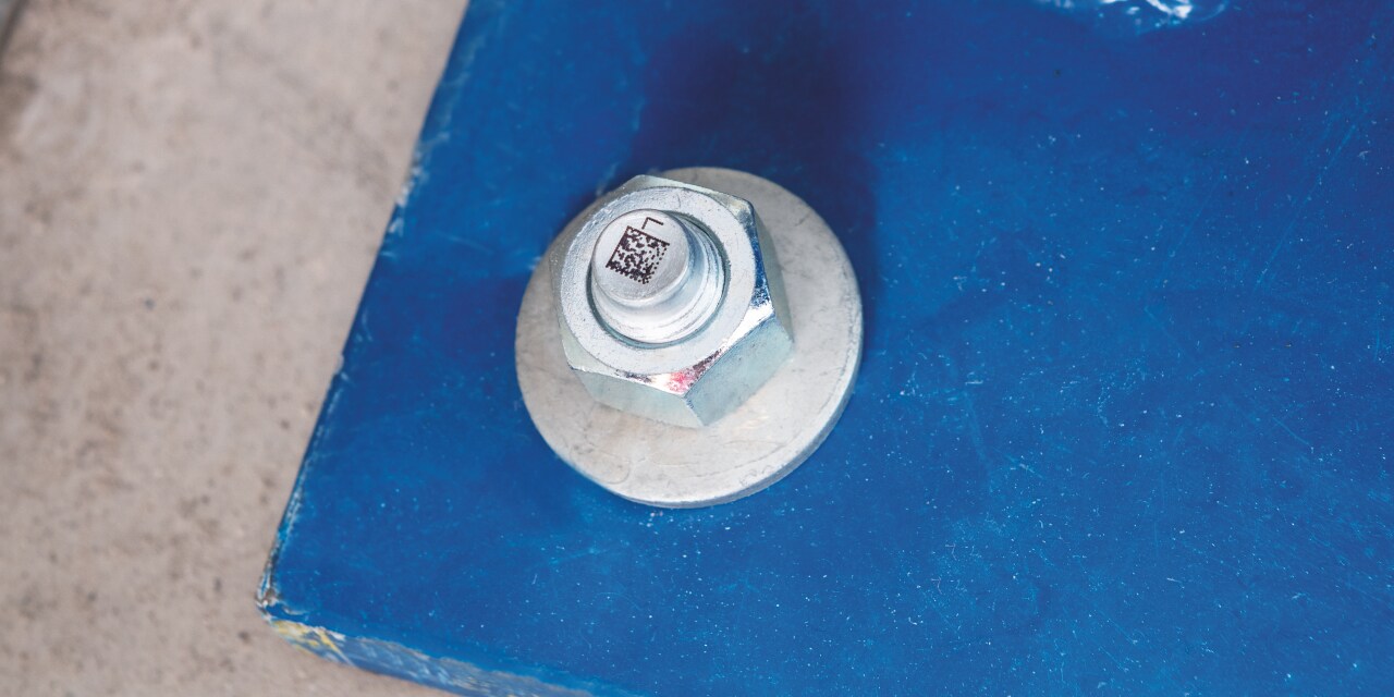 HDA anchor with data matrix code and base plate