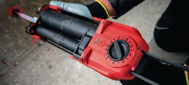 HDE 500-22 充電式黏著劑注射器 電池供電的混合/環氧樹脂化學黏性錨栓注射器，具有提高速度、安全和減少浪費的智慧功能 (Nuron 電池充電座) 應用 1