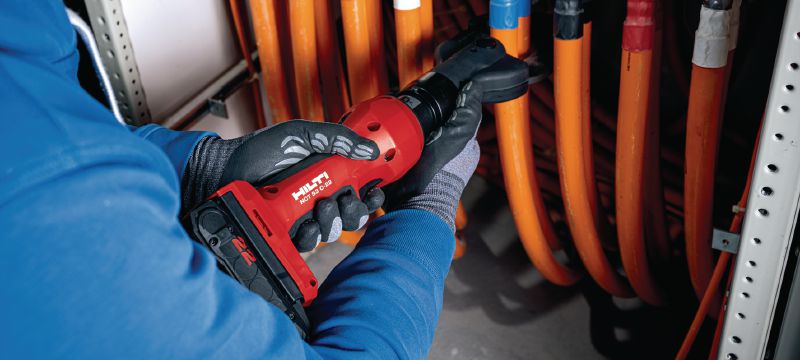 NCT 53 C-22 銅/鋁充電式線纜切割機 充電式直連式切割機，適用於銅和鋁質線纜，達 2” │ 50 mm (Nuron 電池充電座) 應用 1