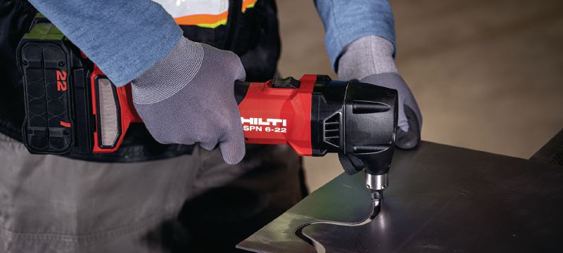 SPN 6-22 CN 充電式切片機 高效能的充電式切片機，適用於切割金屬板和型材，速度更快，變形最小 (Nuron 電池充電座) 應用 1