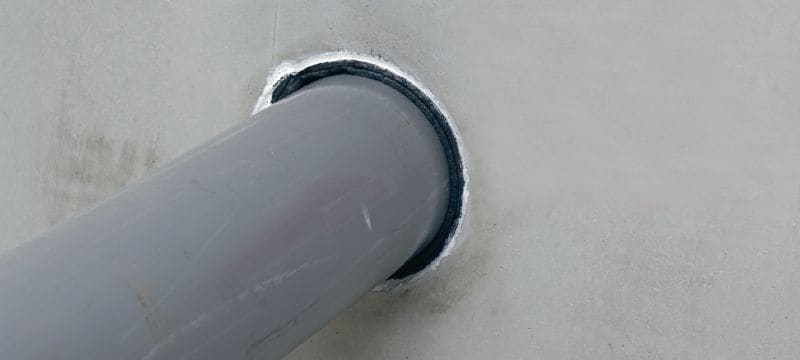 Image 3 of 4: CP 648-E 防火環狀紮帶 受熱膨脹的、活動的防火紮帶，有助於在易燃管道貫穿周圍形成防火和防煙隔牆 應用 1