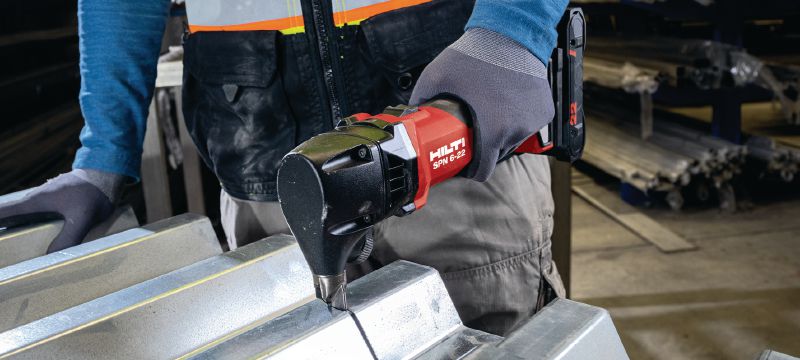 Image 5 of 6: SPN 6-22 RN 充電式切片機 高效能的充電式切片機，適用於切割金屬型材，速度更快，變形最小 (Nuron 電池充電座) 應用 1