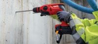 Go to slide 5 of 5: TE 2-22 充電式電鎚鑽 結構緊湊、重量輕的 SDS Plus 充電式電鎚鑽，配備有手槍式把手，在頭頂鑽孔時具有最佳的可操作性 (Nuron 電池充電座) 應用 4