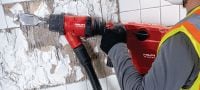 TE 500-22 充電式鑿削鎚 功能強大的充電式 SDS Max (TE-Y) 拆除鑿破機，具備主動消振功能及每分鐘 3300 下撞擊，可用於鑿破混凝土或磚石 (Nuron 電池) 應用 2