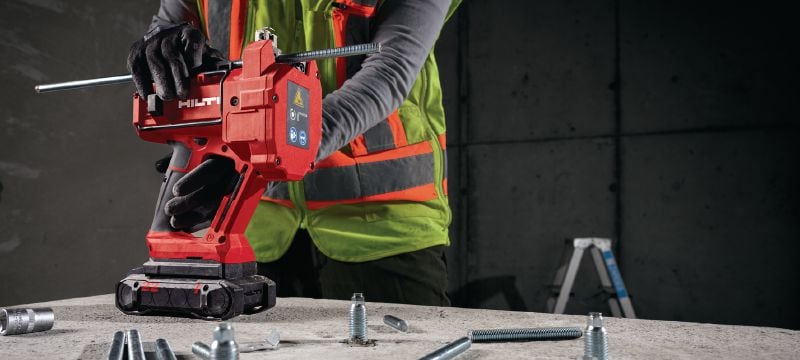 Image 3 of 4: STR 4-22 充電式螺紋桿切割機 充電式緊湊型螺紋螺桿切割器，包括 M10 (W3/8) 鋸片，適用於切割直徑多達 10mm 的螺紋螺桿 應用 1
