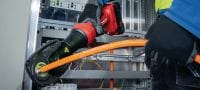 Go to slide 5 of 6: NUN 54-22 充電式 6 噸線覽扣壓機和切割機 通用的 6 噸充電式線覽扣壓機和切割機，和可互換的壓合爪 (Nuron 電池充電座) 應用 3