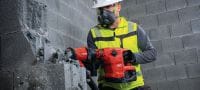 TE 500-22 充電式鑿削鎚 功能強大的充電式 SDS Max (TE-Y) 拆除鑿破機，具備主動消振功能及每分鐘 3300 下撞擊，可用於鑿破混凝土或磚石 (Nuron 電池) 應用 1