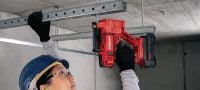 Go to slide 2 of 4: STR 4-22 充電式螺紋桿切割機 充電式緊湊型螺紋螺桿切割器，包括 M10 (W3/8) 鋸片，適用於切割直徑多達 10mm 的螺紋螺桿 應用 1