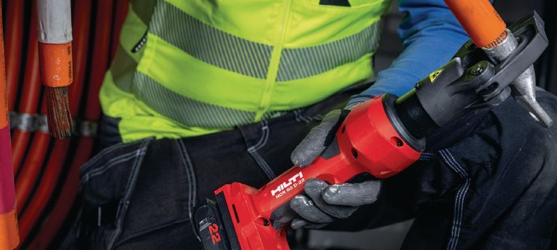NCR 60 D-22 6 噸扣壓機 充電式 6 噸扣壓機適用於扣壓達 500 kcmil │ 240 mm² 的線纜 (Nuron 電池充電座) 應用 1