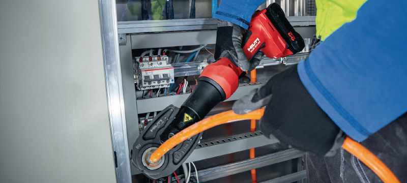 Image 4 of 6: NUN 54-22 充電式 6 噸線覽扣壓機和切割機 通用的 6 噸充電式線覽扣壓機和切割機，和可互換的壓合爪 (Nuron 電池充電座) 應用 1