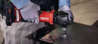 SPN 6-22 CN 充電式切片機 高效能的充電式切片機，適用於切割金屬板和型材，速度更快，變形最小 (Nuron 電池充電座) 應用 3