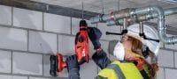 Go to slide 4 of 5: TE 2-22 充電式電鎚鑽 結構緊湊、重量輕的 SDS Plus 充電式電鎚鑽，配備有手槍式把手，在頭頂鑽孔時具有最佳的可操作性 (Nuron 電池充電座) 應用 3