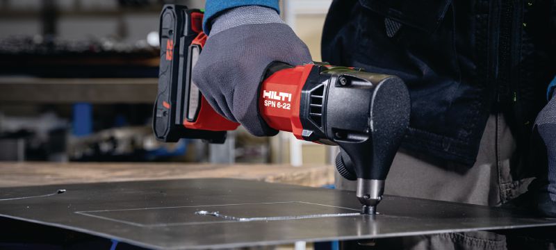 SPN 6-22 CN 充電式切片機 高效能的充電式切片機，適用於切割金屬板和型材，速度更快，變形最小 (Nuron 電池充電座) 應用 1