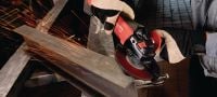 Go to slide 6 of 7: AG 125-A22 充電式砂輪機 22V 充電式砂輪機 (無碳刷) 搭配以直徑最大 125 mm 的砂輪片進行日常切割與研磨 應用 3