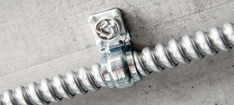 Image 3 of 6: X-FB MX P 型夾 可搭配排釘使用的金屬線纜/導管夾 應用 1