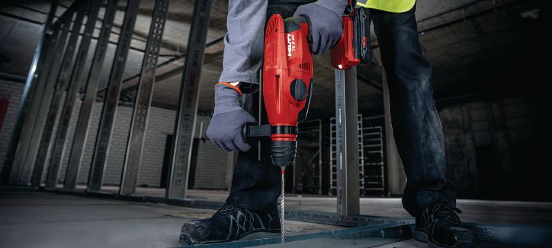 Image 3 of 5: TE 2-22 充電式電鎚鑽 結構緊湊、重量輕的 SDS Plus 充電式電鎚鑽，配備有手槍式把手，在頭頂鑽孔時具有最佳的可操作性 (Nuron 電池充電座) 應用 1