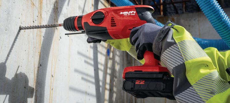 Image 2 of 5: TE 2-22 充電式電鎚鑽 結構緊湊、重量輕的 SDS Plus 充電式電鎚鑽，配備有手槍式把手，在頭頂鑽孔時具有最佳的可操作性 (Nuron 電池充電座) 應用 1