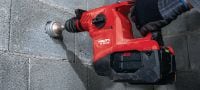 Go to slide 8 of 9: TE 30-22 充電式電鎚鑽 強力的充電式 SDS Plus (TE-C) 電鎚鑽配備主動消振及主動扭矩控制 ATC，適合進行重型混凝土鑽孔和鑿破 (Nuron 電池充電座) 應用 5