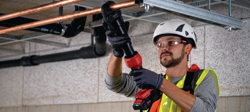 NPR 32-22 壓管工具 多用途和舒適的充電式直連式壓合工具，與可互換的 32 kN 壓合爪和壓環相容 (Nuron 電池充電座) 應用 1
