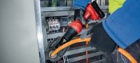 Go to slide 4 of 6: NUN 54-22 充電式 6 噸線覽扣壓機和切割機 通用的 6 噸充電式線覽扣壓機和切割機，和可互換的壓合爪 (Nuron 電池充電座) 應用 2
