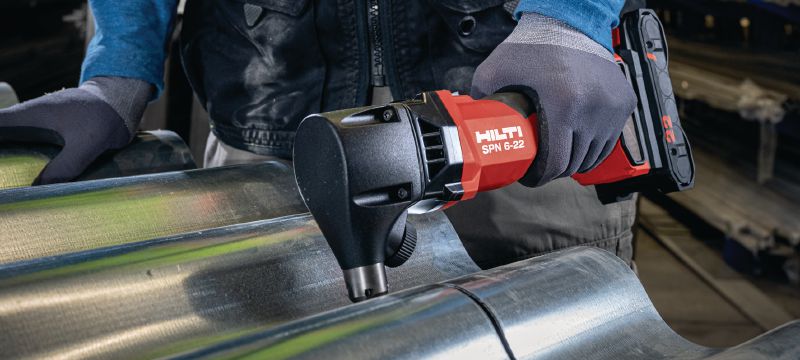 SPN 6-22 CN 充電式切片機 高效能的充電式切片機，適用於切割金屬板和型材，速度更快，變形最小 (Nuron 電池充電座) 應用 1