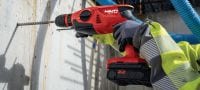 Go to slide 2 of 5: TE 2-22 充電式電鎚鑽 結構緊湊、重量輕的 SDS Plus 充電式電鎚鑽，配備有手槍式把手，在頭頂鑽孔時具有最佳的可操作性 (Nuron 電池充電座) 應用 1