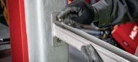 獨立螺桿 (不鏽鋼) 公/母不鏽鋼獨立螺桿，可緊固至被動防火保護 (PFP) 塗層鋼樑 應用 4
