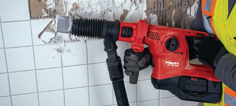 TE 30-22 充電式電鎚鑽 強力的充電式 SDS Plus (TE-C) 電鎚鑽配備主動消振及主動扭矩控制 ATC，適合進行重型混凝土鑽孔和鑿破 (Nuron 電池充電座) 應用 1