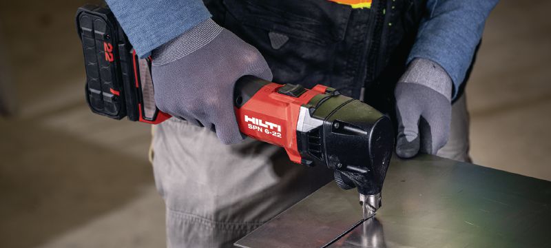 SPN 6-22 CN 充電式切片機 高效能的充電式切片機，適用於切割金屬板和型材，速度更快，變形最小 (Nuron 電池充電座) 應用 1